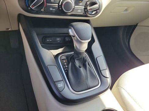 Used 2025 Kia Soul LX w/ LX Technology Package FWD image 23