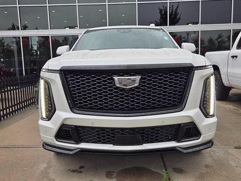 Used 2025 Cadillac Escalade ESV V w/ LPO, ONYX Package AWD/4WD image 2