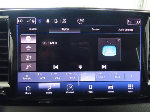 Used 2024 Chrysler Pacifica Touring-L FWD image 24