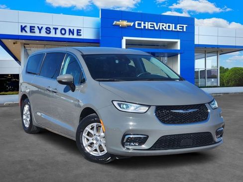 Used 2023 Chrysler Pacifica Touring-L FWD image 1