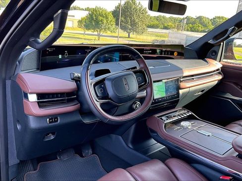 Used 2025 Lincoln Navigator L Reserve AWD/4WD image 5