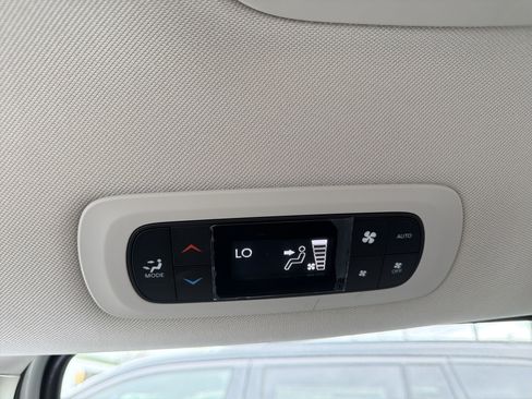 Used 2023 Chrysler Pacifica Touring-L AWD/4WD image 27