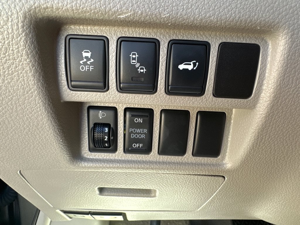 Used 2015 Nissan Quest Platinum FWD image 21
