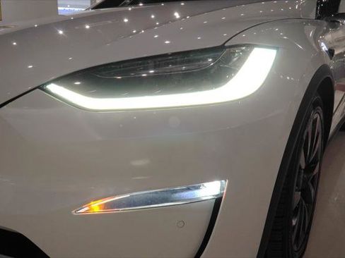 Used 2022 Tesla Model X Plaid image 5