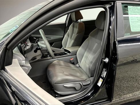 Used 2024 Hyundai Elantra SEL image 21