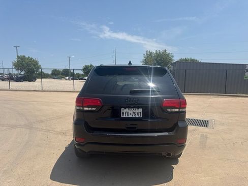 Used 2018 Jeep Grand Cherokee Altitude RWD image 4