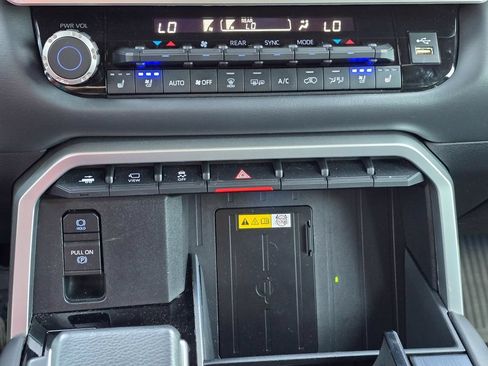 Used 2024 Toyota Sequoia Platinum AWD/4WD image 22