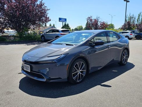 Used 2024 Toyota Prius XLE FWD image 3