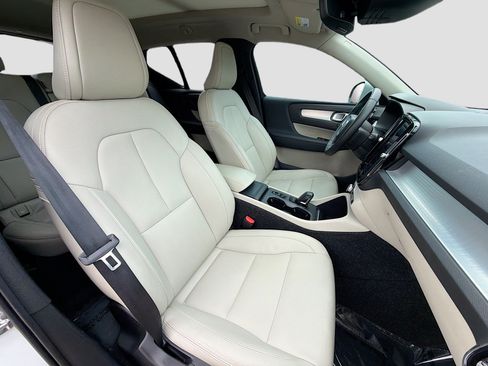 Used 2021 Volvo XC40 T5 Momentum w/ Premium Package AWD/4WD image 14