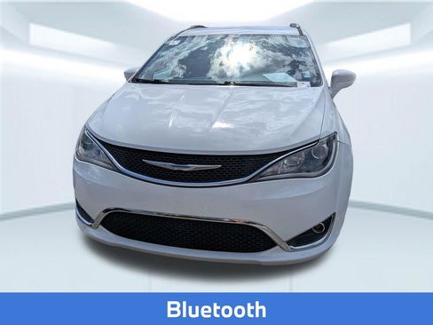 Used 2018 Chrysler Pacifica Touring-L w/ Tire & Wheel Group image 5