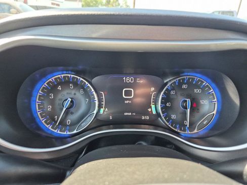 Used 2023 Chrysler Pacifica Touring-L FWD image 19