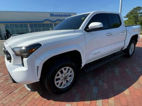 Used 2025 Toyota Tacoma SR5 w/ SR5 Upgrade Package AWD/4WD image 5