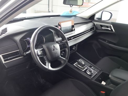Used 2024 Mitsubishi Outlander ES image 2