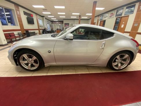 Used 2010 Nissan 370Z Touring image 2