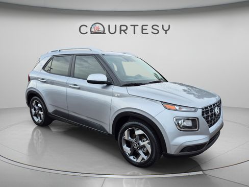 Used 2025 Hyundai Venue SEL FWD image 9