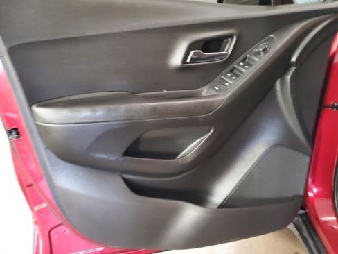 Used 2019 Chevrolet Trax LT w/ LT Convenience Package FWD image 10