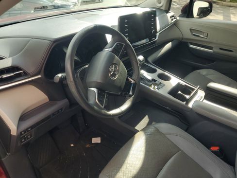 Used 2023 Toyota Sienna Limited image 13