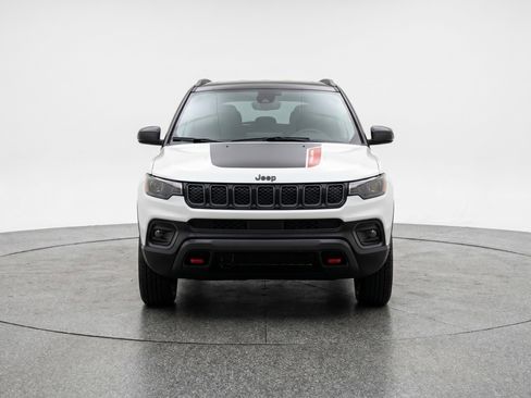 Used 2025 Jeep Compass Trailhawk AWD/4WD image 2