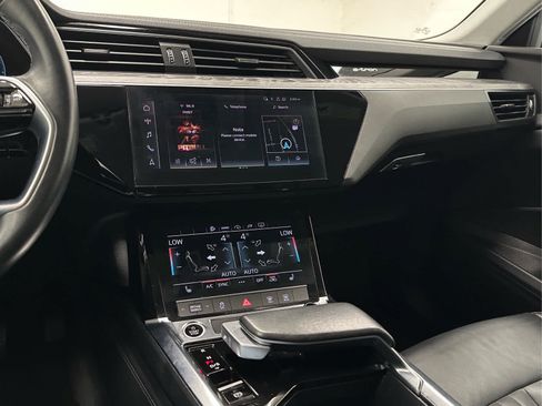 Used 2023 Audi e-tron Premium AWD/4WD image 28
