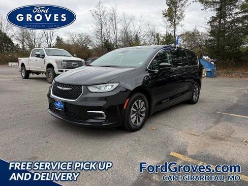 Used 2024 Chrysler Pacifica Select image 1