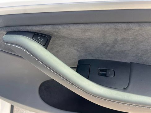 Used 2024 Tesla Model Y Long Range AWD/4WD image 9