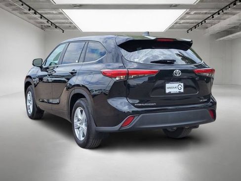 Used 2023 Toyota Highlander LE AWD/4WD image 3