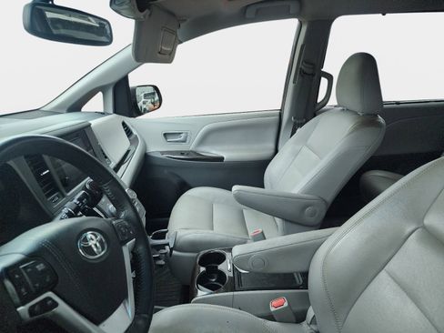 Used 2017 Toyota Sienna XLE image 4