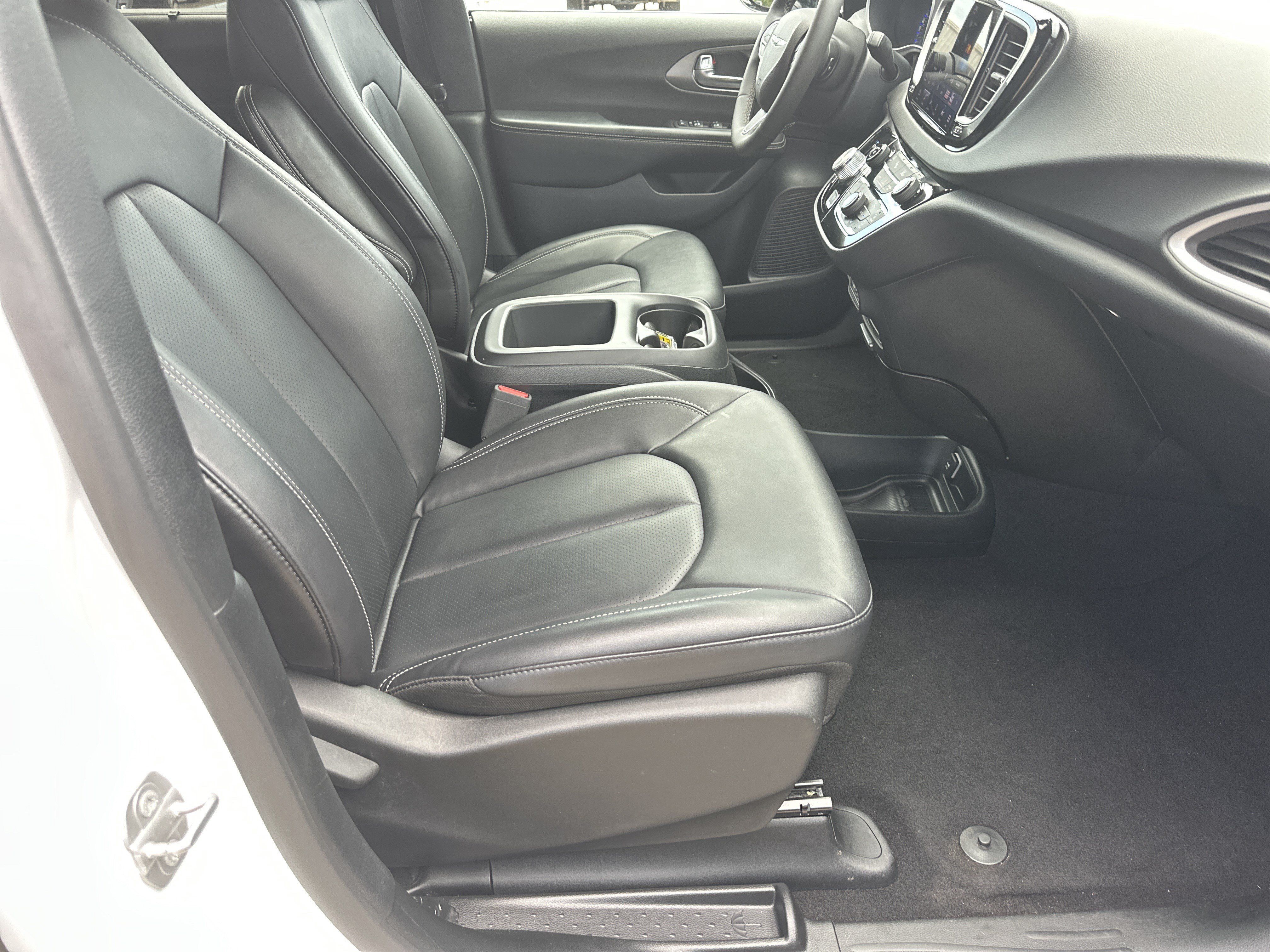 Used 2025 Chrysler Pacifica Select FWD image 14