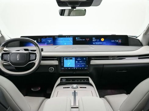 Used 2025 Lincoln Navigator Reserve image 19