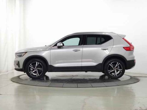 Used 2025 Volvo XC40 B5 Core image 5