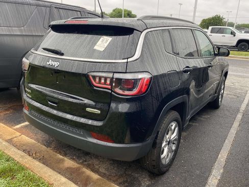 Used 2025 Jeep Compass Latitude AWD/4WD image 9