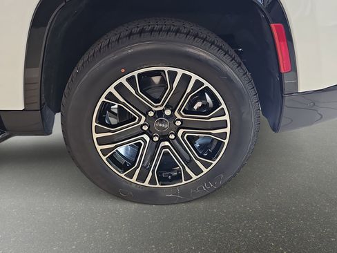 New 2026 Jeep Grand Wagoneer 4WD image 33