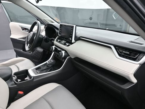 Used 2021 Toyota RAV4 XLE Premium image 11