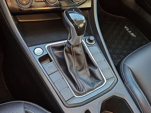 Certified 2022 Volkswagen Jetta SE w/ Panoramic Sunroof Package image 14