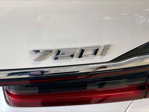 Used 2021 BMW 750i xDrive image 9