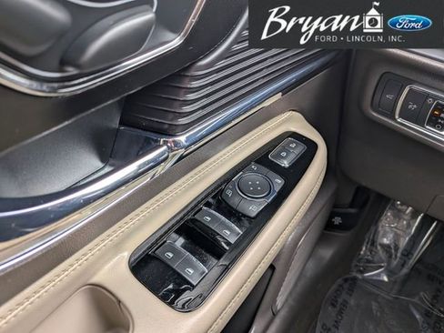 Used 2022 Lincoln Corsair AWD w/ Premium Package image 17