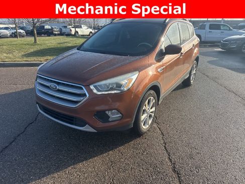 Used 2017 Ford Escape SE w/ Equipment Group 201A image 2