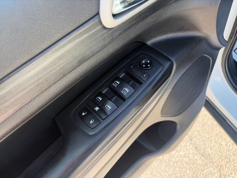 Used 2020 Jeep Grand Cherokee Laredo AWD/4WD image 12