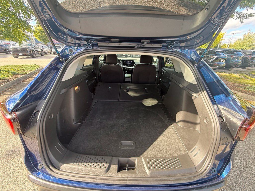 Used 2024 Chevrolet Trax LS w/ LS Convenience Package FWD image 28