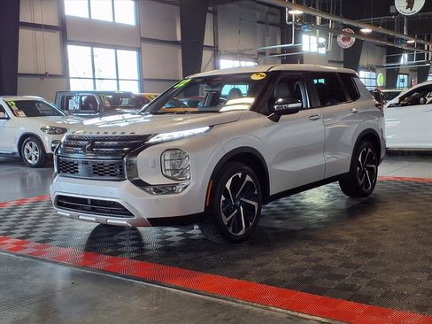 Used 2022 Mitsubishi Outlander SE image 3