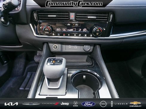 Used 2023 Nissan Rogue SL w/ SL Premium Package image 18