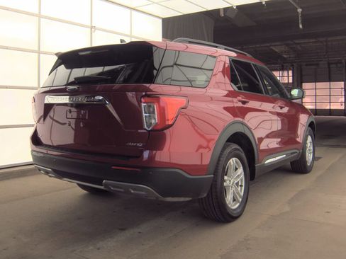 Used 2024 Ford Explorer XLT w/ Equipment Group 202A AWD/4WD image 18