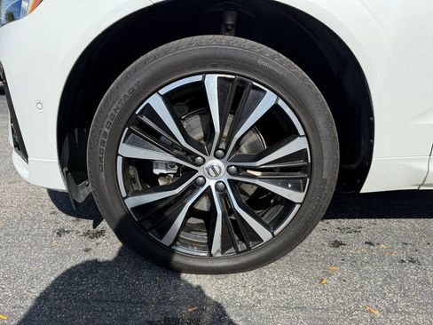 Used 2023 Volvo XC60 B5 Plus image 26