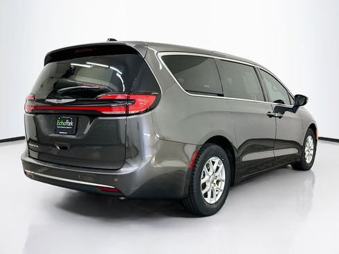 Used 2023 Chrysler Pacifica Touring-L FWD image 9
