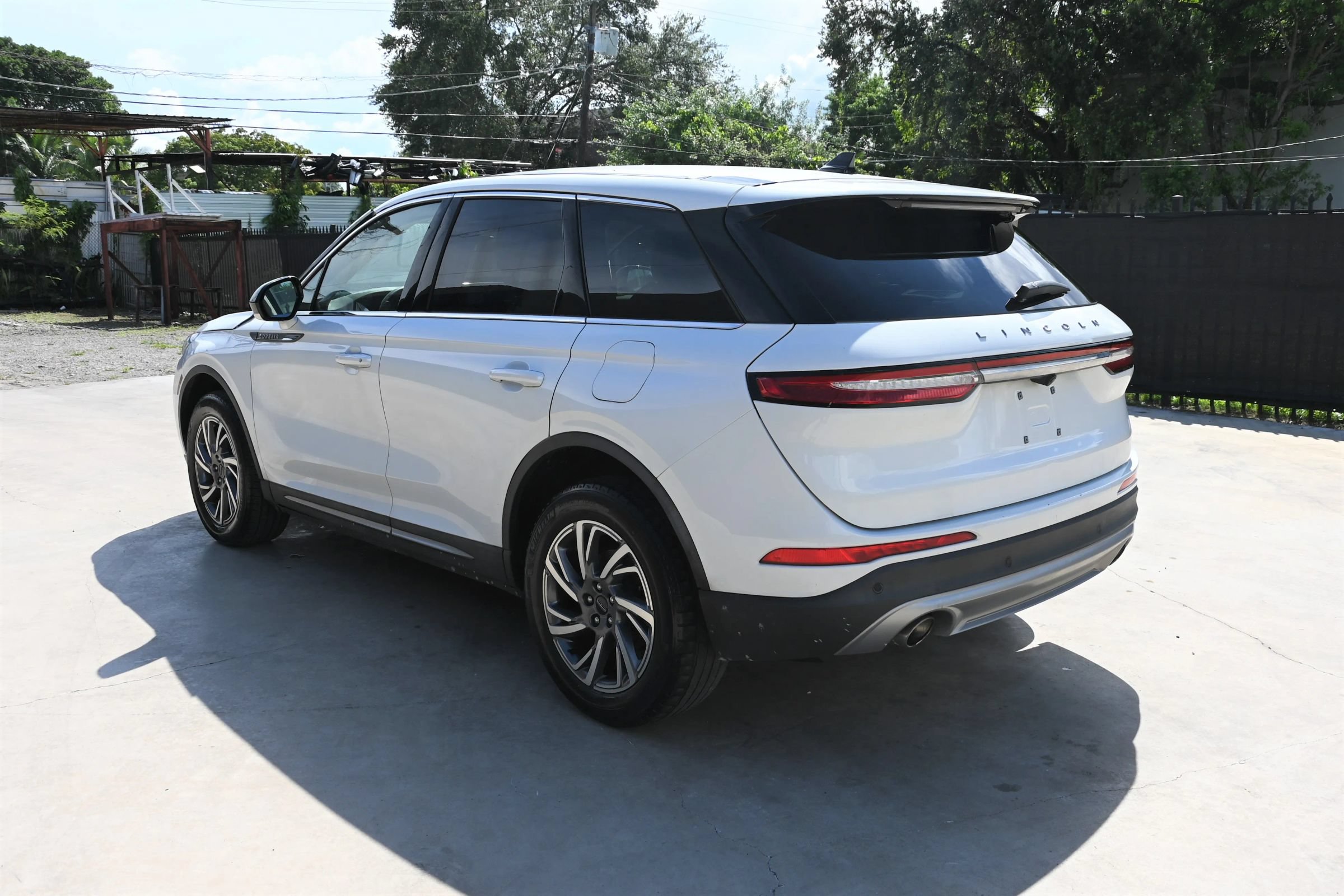 Used 2023 Lincoln Corsair FWD image 3