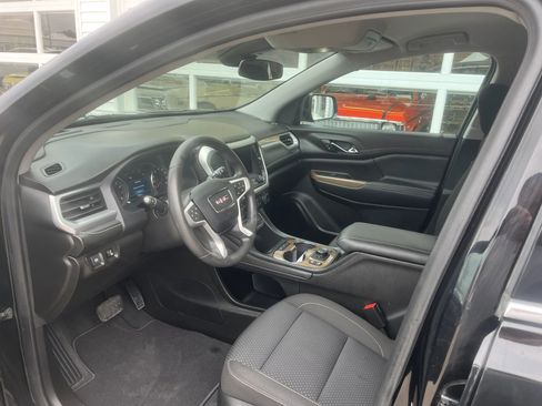 Used 2023 GMC Acadia SLE w/ Driver Convenience Package image 4