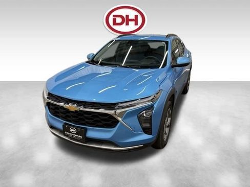 Used 2025 Chevrolet Trax LT w/ Driver Confidence Package image 9