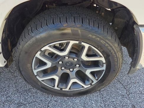 Used 2025 RAM 1500 Laramie AWD/4WD image 16