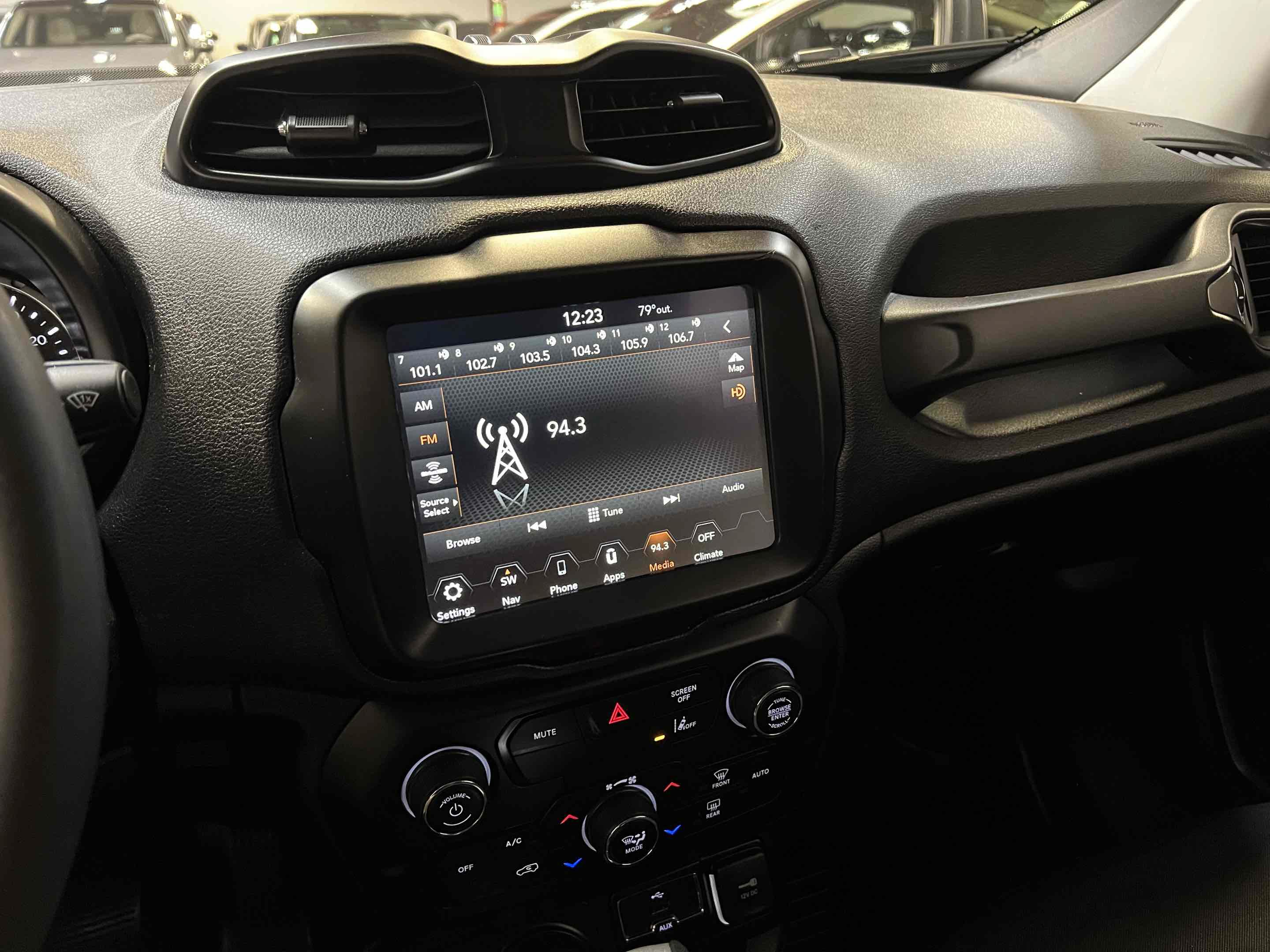 Used 2022 Jeep Renegade Latitude AWD/4WD image 8