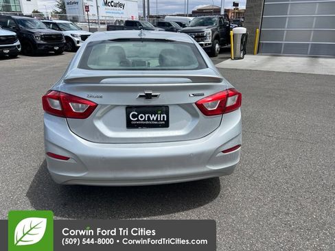 Used 2018 Chevrolet Cruze Premier w/ Enhanced Convenience Package FWD image 17
